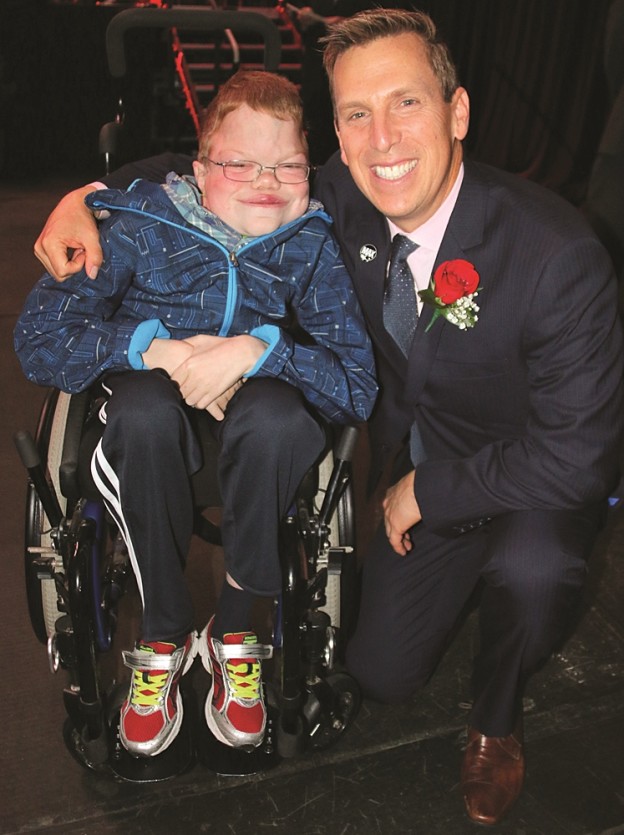 8- IMG_5441-CHEO child Tyler and Emcee,  James Duthie, host of the NHL on TSN (photo GioVanni)